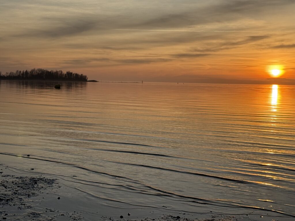 Zonsondergang IJsselmeer Workum Strand kitesurfen